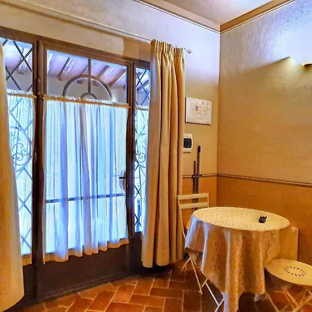 Cosy Near Center